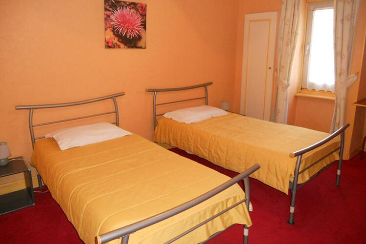 L'hôtel de la gare propose des chambres doubles confortables avec un lit double ou deux lits simple (twin)